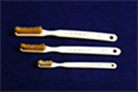 在东京牙科医学专门学校（现东京牙科大学）的指导下，开发了狮王首款牙刷——万岁牙刷。1923年，开始销售专供儿童使用的牙刷——万岁牙刷5号。