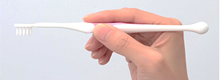 ②合理设计的牙刷柄，便于大人握笔式持拿。